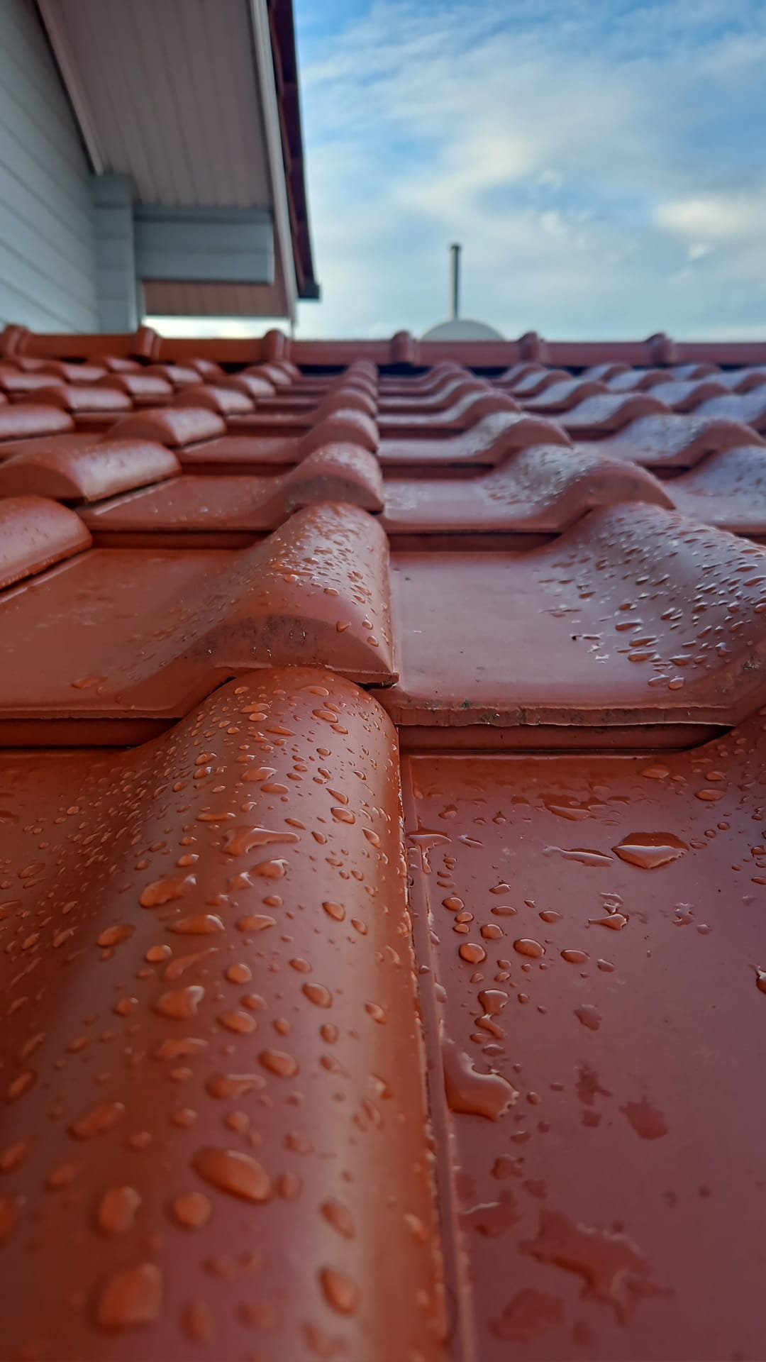 Imprägniertes Dach mit Wassertropfen